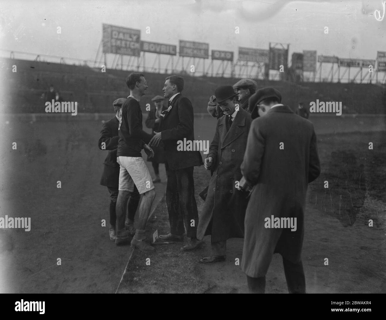 12 heures de marche au pont Stamford Edgar Charles Horton en traversant la ligne d'arrivée Banque D'Images