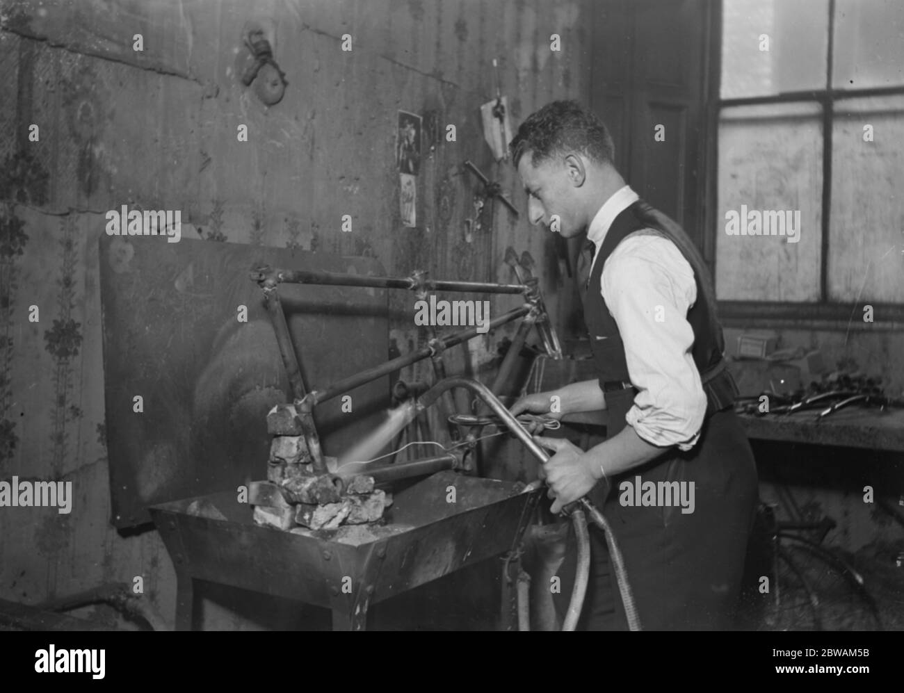 Soudage du cadre de vélo mai 1931 Banque D'Images