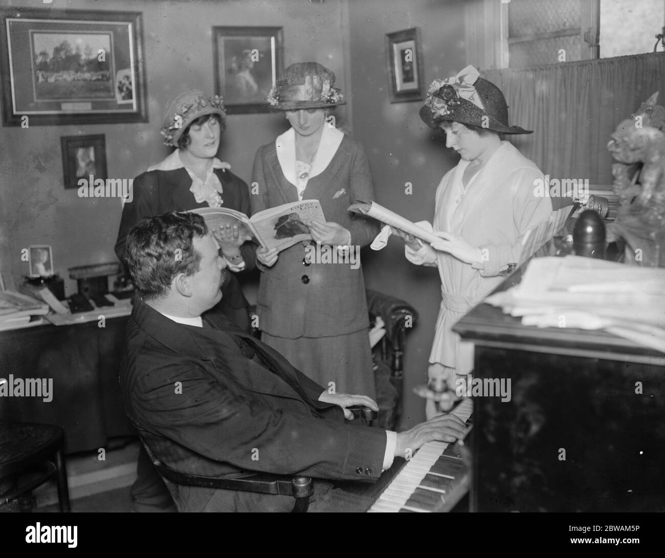 Des compagnies de tournée théâtrales répètent au directeur musical de Daly en essayant des voix Banque D'Images