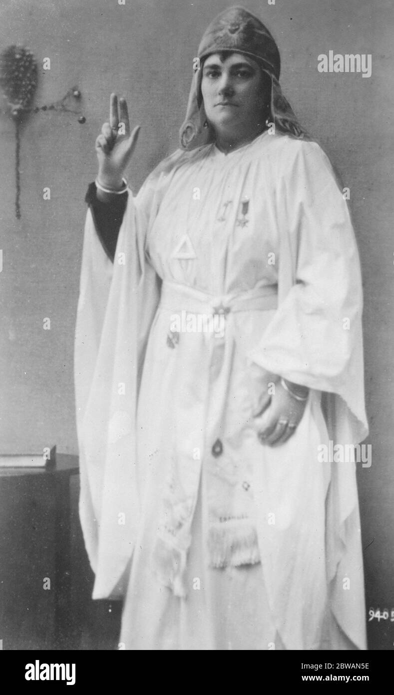 Mme Elizabeth Mary Eagle Skinner de la « Fraternité universelle », l'église mystique de la couette, avec siège dans une église ( une salle d'attente disused ) à la station de Hill du Danemark le 1er janvier 1927 le leader et fondateur de l'église était Mme Elizabeth Skinner, Dont le titre officiel était le Messager Banque D'Images