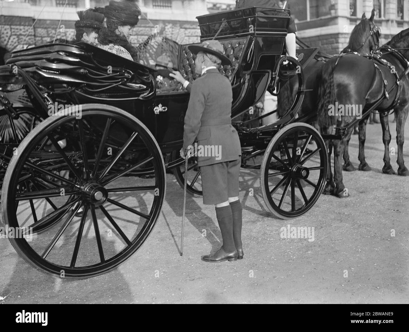 La reine Alexandra inspecte les scouts de garçon à la Garde de cheval . La reine Alexandra et Sir Robert Baden Powell Banque D'Images