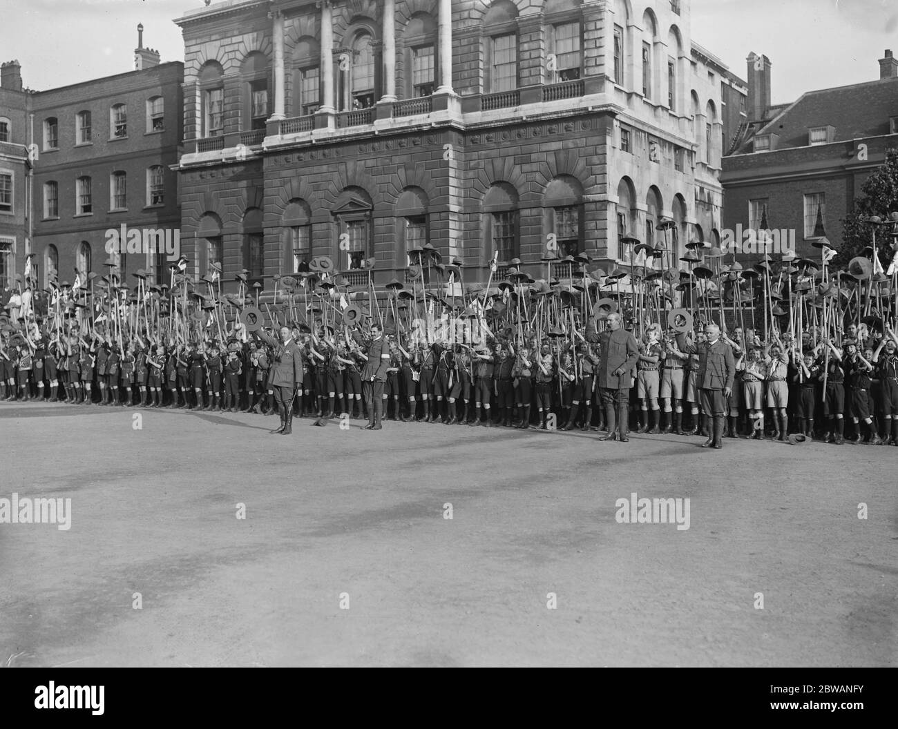 La reine Alexandra inspecte les scouts de garçon à la Garde de cheval les scouts qui applaudissent Banque D'Images