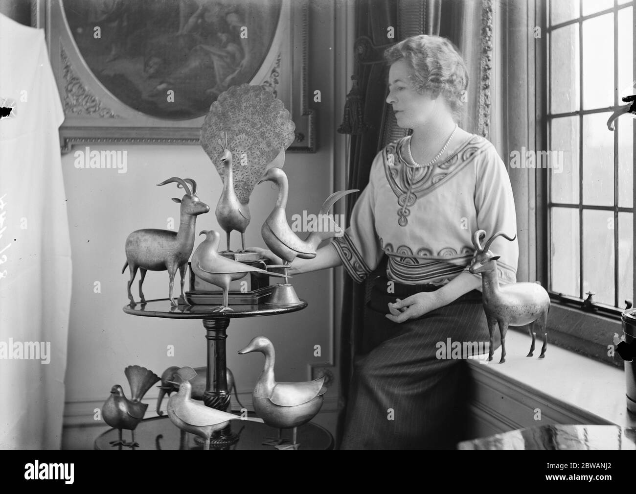 Mme Da Costa et sa collection d'oiseaux perses sacrés Banque D'Images