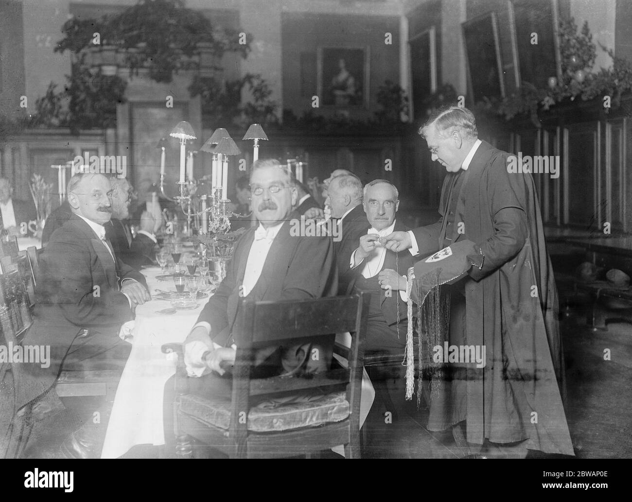 Une coutume pittoresque du nouvel an à Queen's College , Oxford , quand le bursar fait une aiguille et fille à chaque invité au dîner . 3 janvier 1922 Banque D'Images