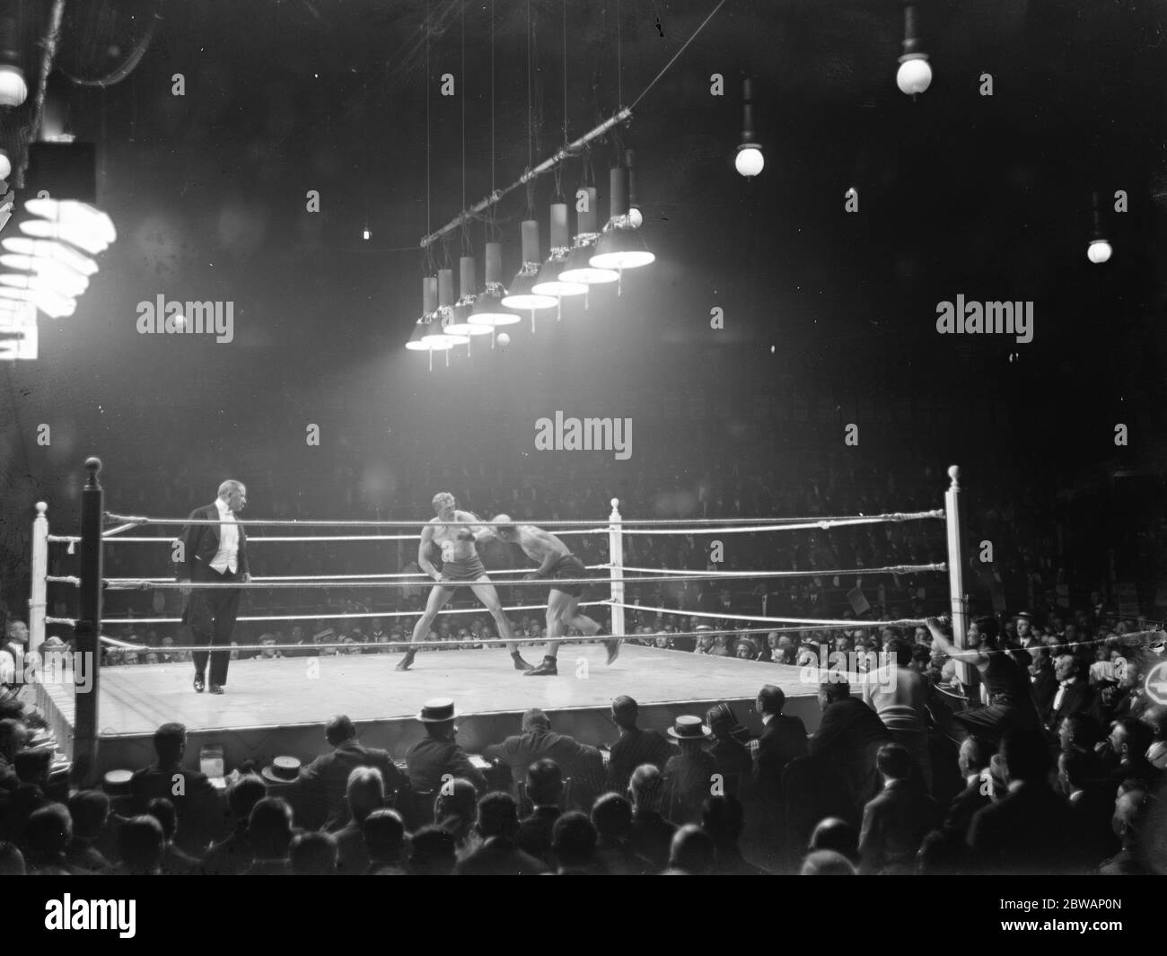 Bombardier Billy Wells contre Colin Bell . Il a été déterminé plus tard que Bell n'aurait pas dû combattre Wells, car il était très malade. Bell a été sous peu en chirurgie pendant plus de deux heures pour les caillots sanguins le 30 juin 1914 Banque D'Images