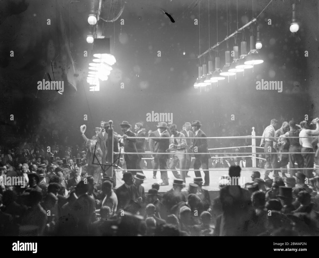 Bombardier Billy Wells contre Colin Bell . Il a été déterminé plus tard que Bell n'aurait pas dû combattre Wells, car il était très malade. Bell a été sous peu en chirurgie pendant plus de deux heures pour les caillots sanguins le 30 juin 1914 Banque D'Images