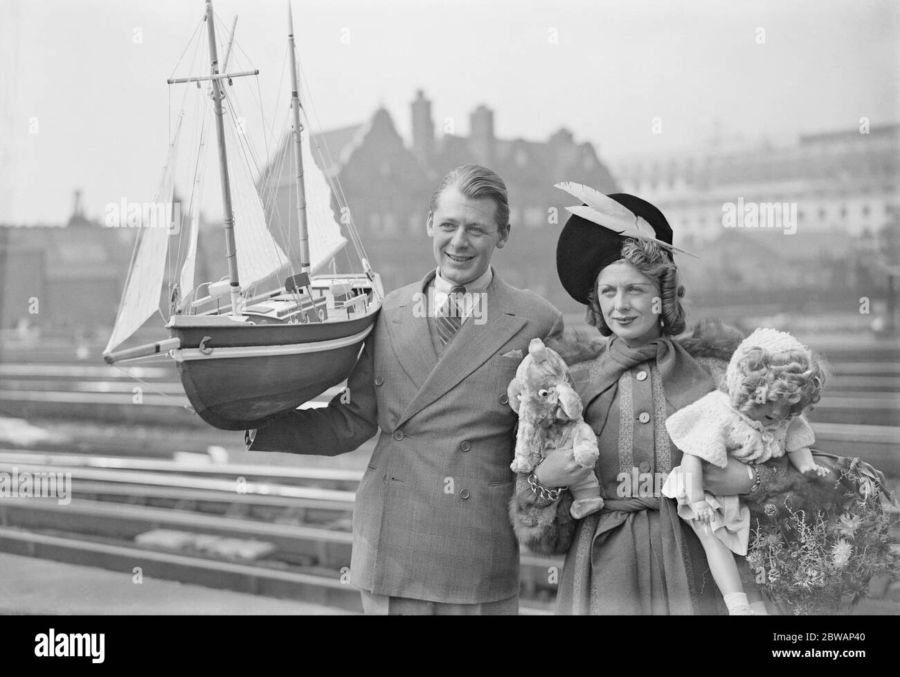 À Waterloo Station London , à son retour de sa tournée sud-africaine - Miss Renee Houston et son mari , Pat Aherne 11 avril 1938 RenŽe Houston ( 24 juillet 1902 - 9 février 1980 ) était un acteur de comédie écossais et auteur artiste née Katherina Houston Gibbin, Elle a visité des salles de musique et a revu avec sa sœur Billie Houston comme les Houston Sisters. Patrick Aherne ( 6 janvier 1901 Ð 30 septembre 1970 ) était un acteur britannique Banque D'Images