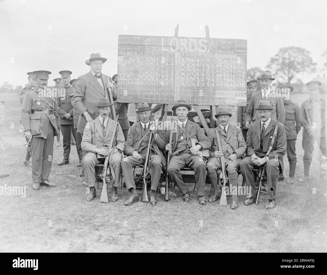 Les lords battez les communes à Bisley l'équipe des Lords ( de gauche à droite ) le colonel Hopton ( entraîneur ) , Lord Holmpatrick , Lord Stanhope , duc de Wellington ( capitaine ) . Lord Cottesloe , Lord Loch et Lord Semphill 17 juillet 1920 Banque D'Images