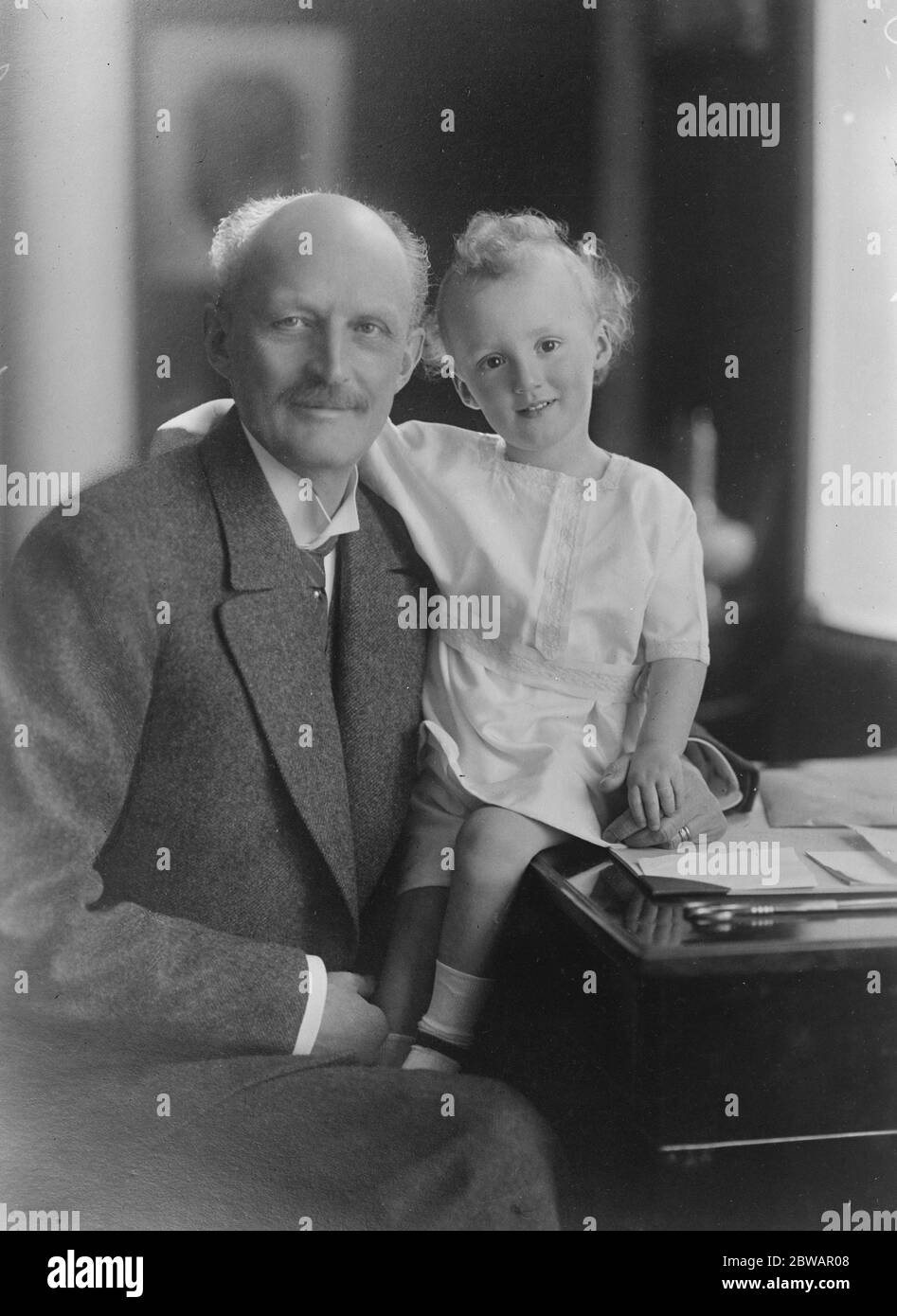Prince Carl . La plus populaire royauté de Suède avec son petit-fils . Le prince Carl , président de la Croix-Rouge suédoise , avec son petit-fils de deux ans , qui en a fait la première photo , est le fils aîné du prince et de la princesse Axel du Danemark . 13 mai 1922 Banque D'Images