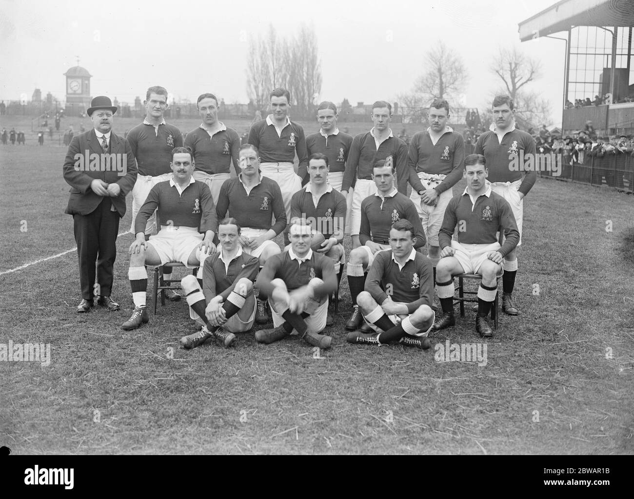 Le Roi et le Prince de Galles assistent au match de rugby de la Marine contre l'Armée l'équipe de l'Armée de terre rangée arrière ( de gauche à droite ) CC W Jones , Croix militaire , Caporal C Hyland , Lieut G Young , Lieut P E R Baker Jones , Lieut R B V Simpson , Lieut D Cross , Capitaine J S W Stone Middle Row ( de gauche à droite ) Major W B N Roderick , Major P H Lawless Military Cross , Major R M Scobie , Military Cross , Major E G W Harrison , Croix militaire , Lieut H L Day Front Row , ( de gauche à droite ) Capitaine W M Schewen , Lieut E C Penny , Capitaine G Hedderwick Military Cross 1920 Banque D'Images