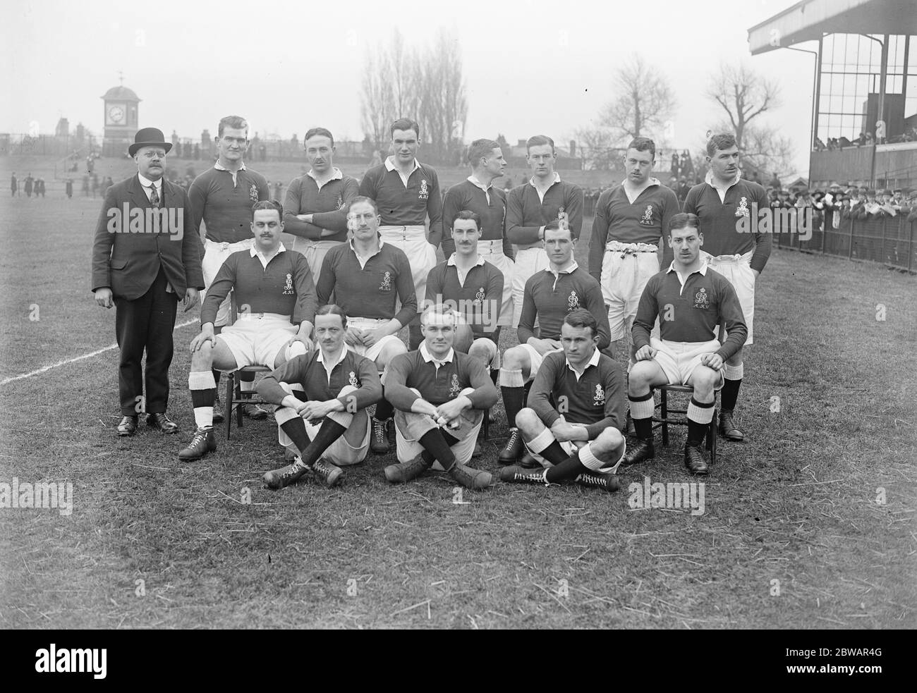 Le Roi et le Prince de Galles assistent au match de rugby de la Marine contre l'Armée l'équipe de l'Armée de terre rangée arrière ( de gauche à droite ) CC W Jones , Croix militaire , Caporal C Hyland , Lieut G Young , Lieut P E R Baker Jones , Lieut R B V Simpson , Lieut D Cross , Capitaine J S W Stone Middle Row ( de gauche à droite ) Major W B N Roderick , Major P H Lawless Military Cross , Major R M Scobie , Military Cross , Major E G W Harrison , Croix militaire , Lieut H L Day Front Row , ( de gauche à droite ) Capitaine W M Schewen , Lieut E C Penny , Capitaine G Hedderwick Military Cross 1920 Banque D'Images