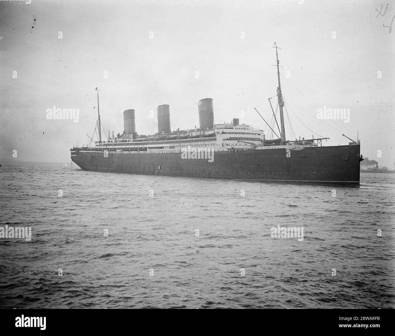 L'Imperator sort de Liverpool . Premier voyage sous le drapeau britannique l'Imperator sur son chemin après son déclassement à Hoboken, New Jersey, au début du 1919 23 février 1920 Banque D'Images