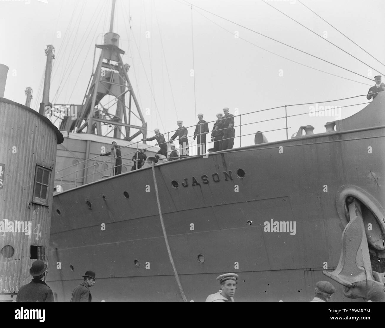 Le collier de la Marine américaine, Jason, en tant que navire du Père Noël à Plymouth en 1918 Banque D'Images