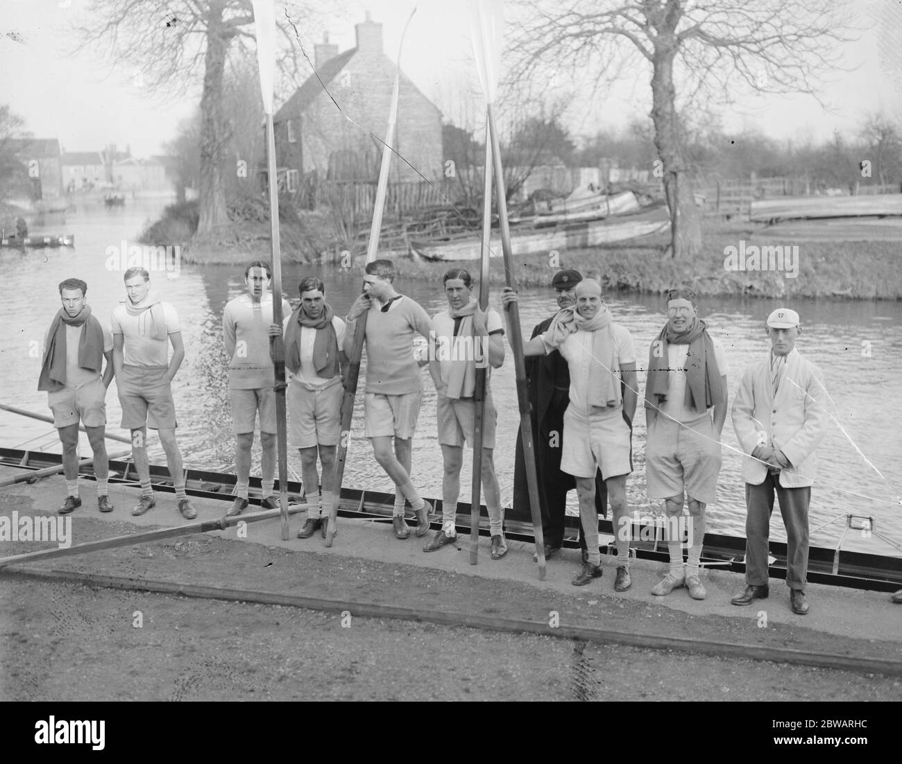 Light Blues va dans l'entraînement dur à Ely l'équipage avant de sortir . Le quatrième de gauche est M. Fairburn, le célèbre entraîneur 18 février 1920 Banque D'Images