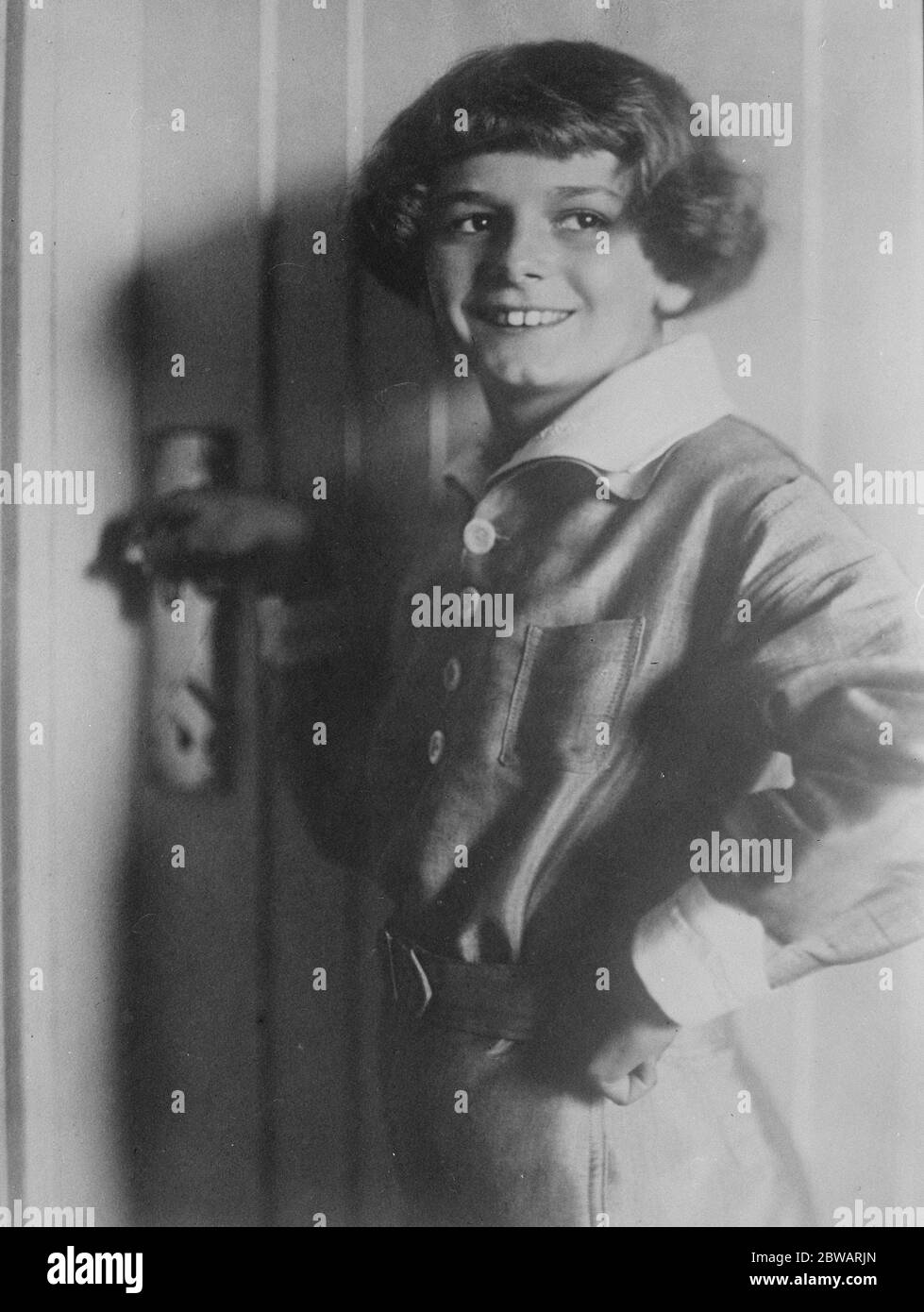 Le plus jeune conducteur de voiture en France Charles Goujon un élève de 10 de Clérès Normandie , le plus jeune conducteur de voiture en France à se voir accorder un permis . Pour réussir l'essai, il a manouevé une voiture 30 H P avec facilité le 1er août 1922 Banque D'Images