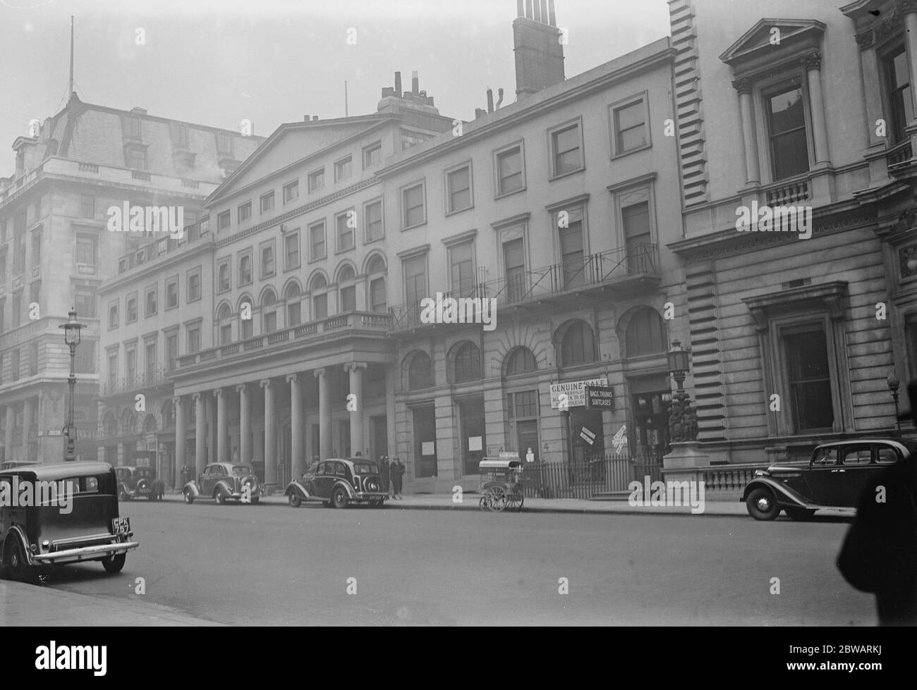 Lower Regent Street , site d'un nouveau centre de divertissement , comprenant 2 théâtres , un restaurant , des boutiques et des lieux . La dernière rue Regent de Nash disparaîtra le 20 avril 1937 Banque D'Images