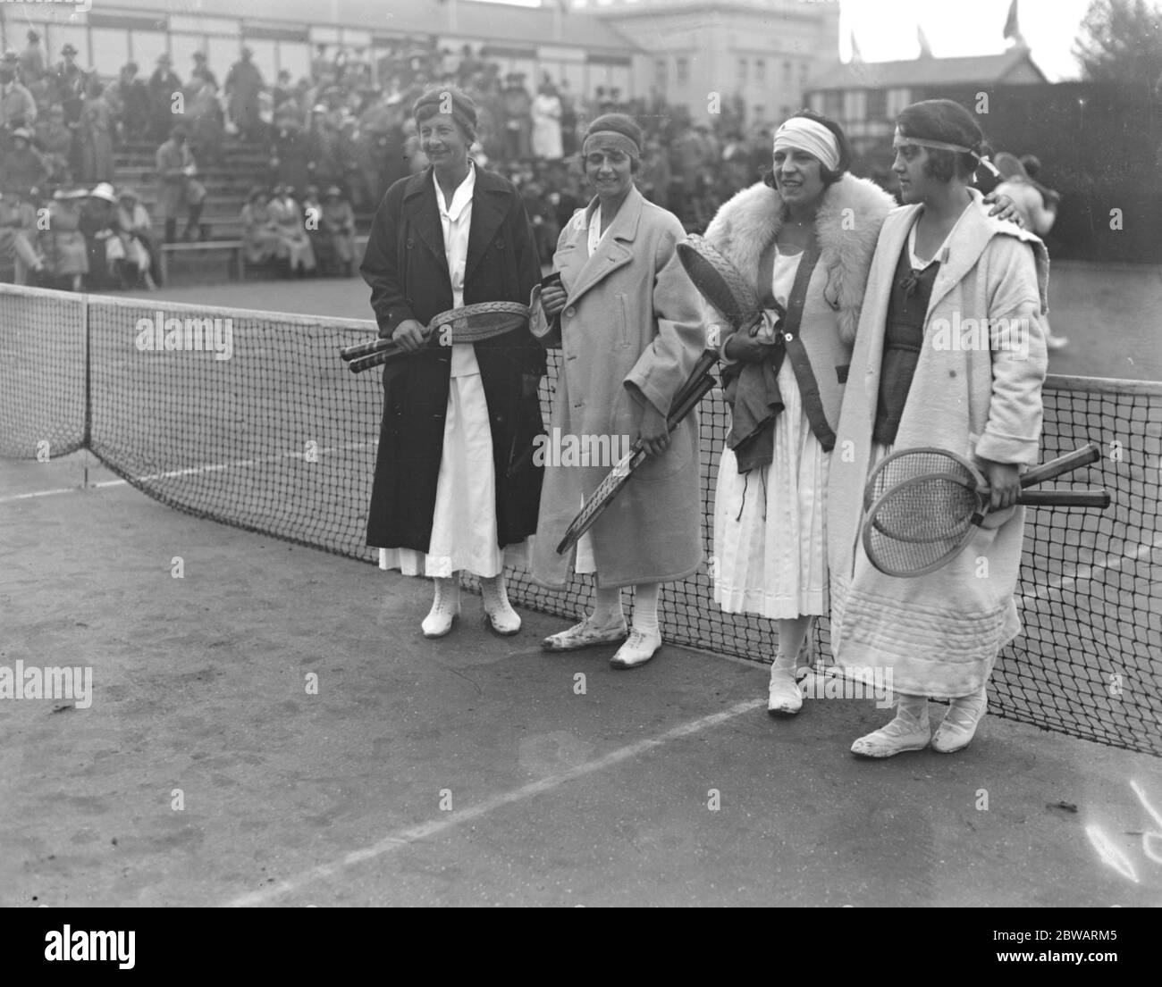 Jeux Olympiques à Anvers UN groupe de certaines des dames jouant dans les dames célibataires . Mlle Suzanne Lenglen ( France ) , Mlle Elisabeth d'Ayen ( Belgique ) , Mme McNair ( Grande-Bretagne ) , et Mme Kathleen McKane Godfree ( Grande-Bretagne ) 21 août 1920 Banque D'Images