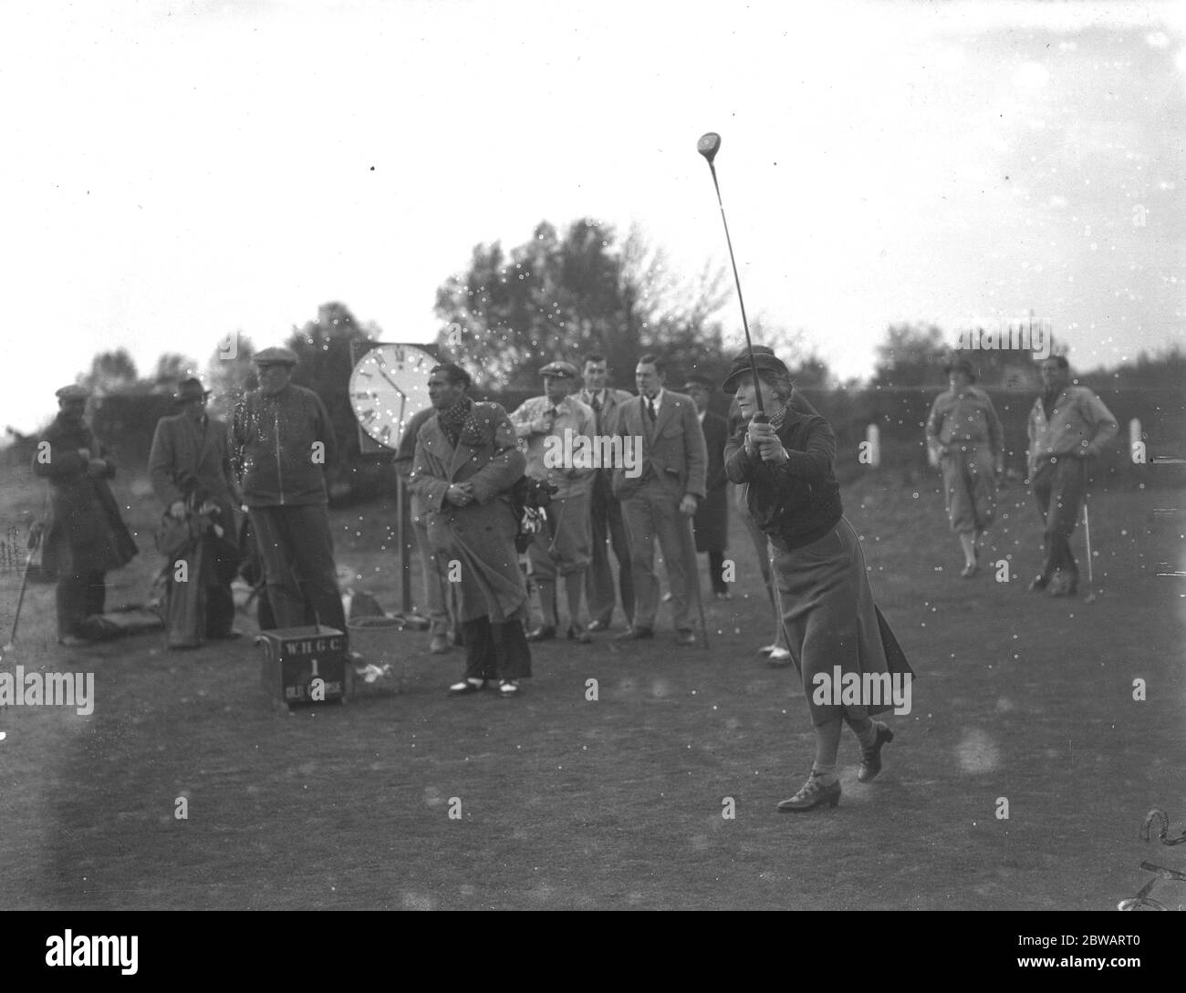 Le Parliamentary Golf Match à Walton Heath Lady Nancy Astor se déplace. 1938 Banque D'Images