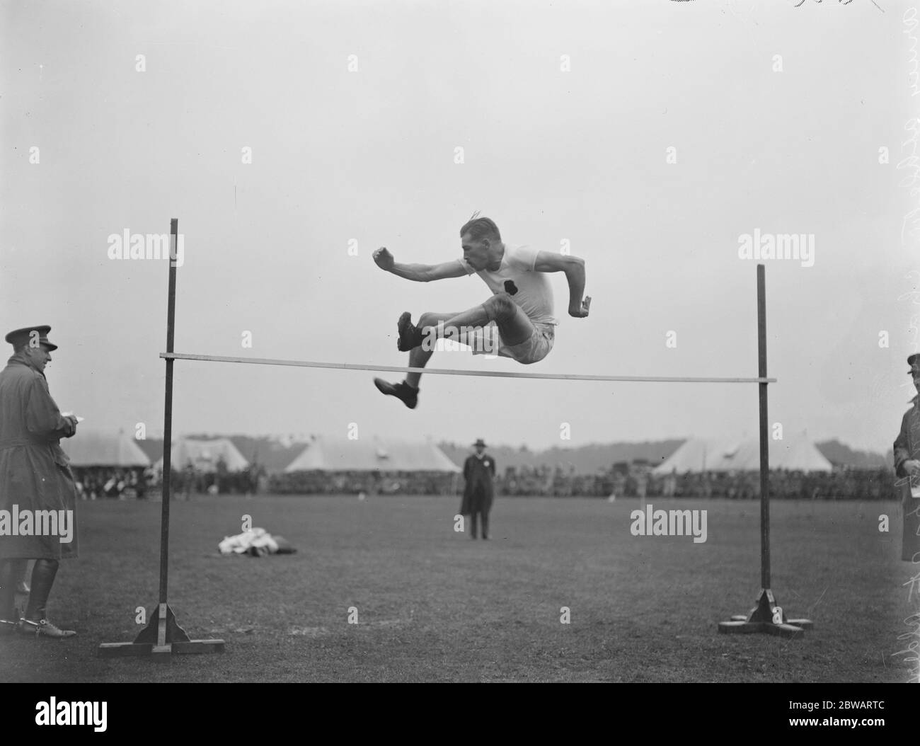 Championnat d'athlétisme de l'armée à Aldershot Staff Quarter Master C P McIntosh ( 2e Life Guards ) remporte les championnats de saut élevé 28 août 1919 Banque D'Images