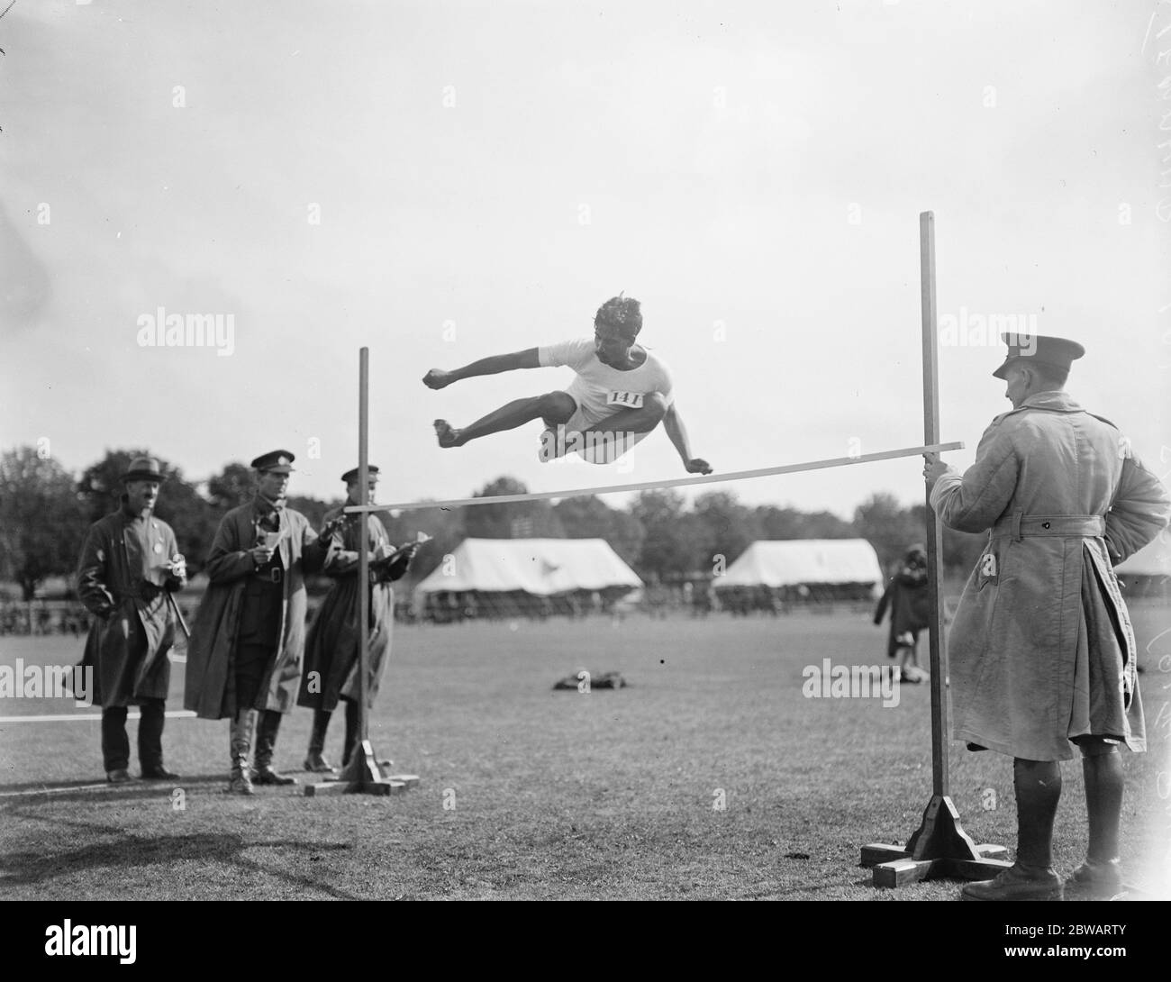 Championnat d'athlétisme de l'armée à Aldershot Jemahur Lal Singh , 24e Punjabs dans le saut en hauteur 28 août 1919 Banque D'Images