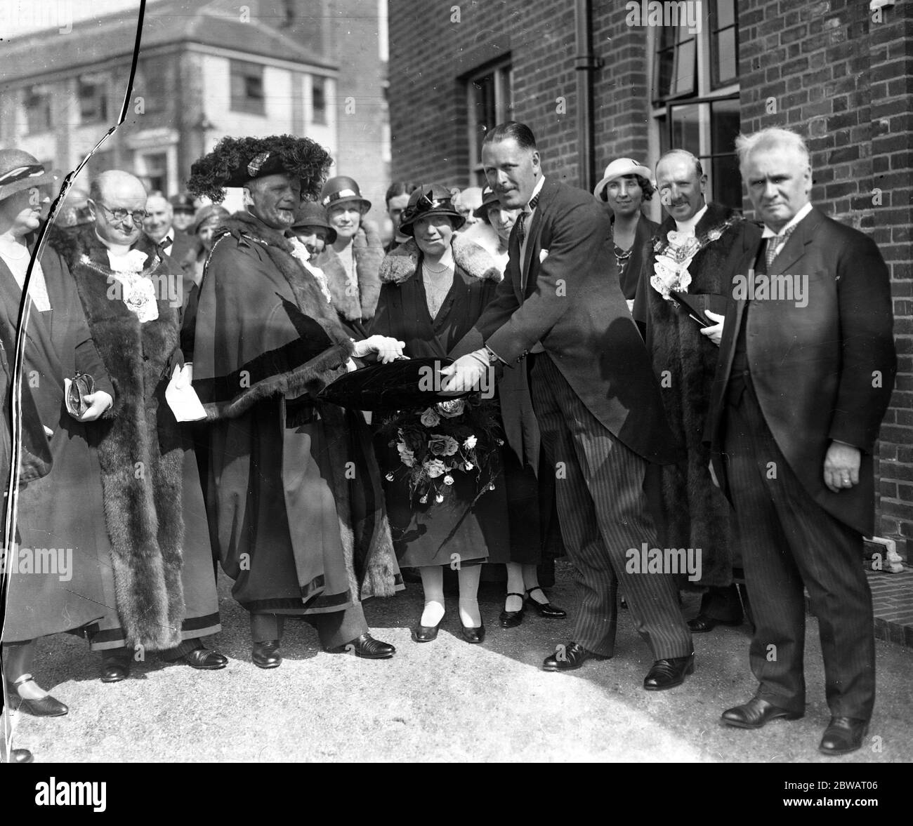 Le Lord Mayor de Londres , Sir Maurice Jenks , recevant une clé d'argent de M. F Woodroffe ( architecte ) quand il a ouvert la maison d'infirmières du Crippleage de John Groom à Edgware , Londres . Sur la droite, M. Groom est le 20 mai 1932 Banque D'Images