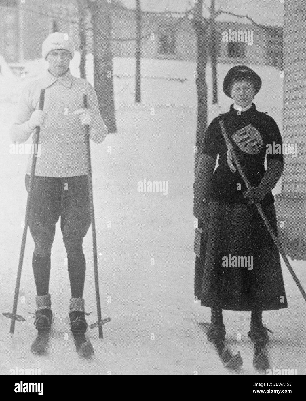 Ex Ruler sur skis l'ex-Duc et Duchesse de Saxe Coburg Gotha , photographiés à Oberhof , où ils sont des participants enthousiastes dans les sports de plein air 15 décembre 1921 Banque D'Images