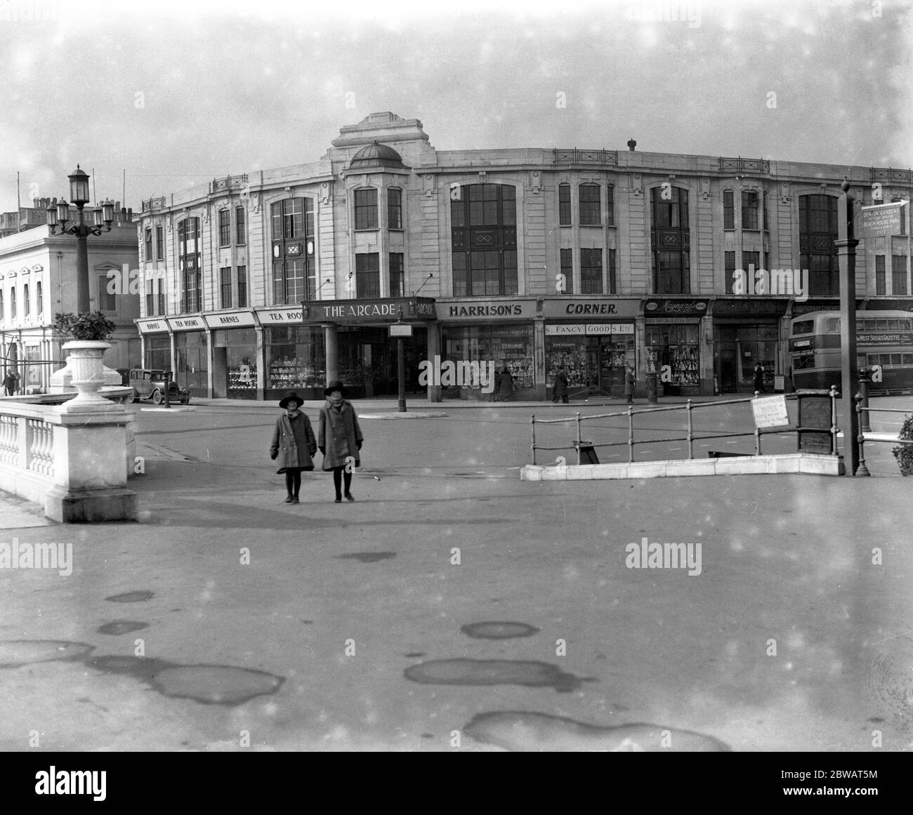 L'entrée de l'Arcade et d'autres boutiques sur la promenade sur le front de mer de Worthing . 1926 Banque D'Images
