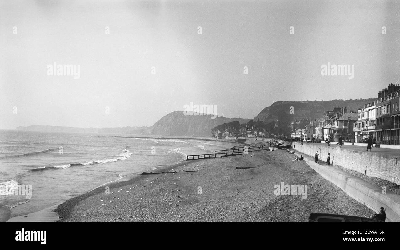 La plage et le front de mer à Sidmouth , Devon . 1er septembre 1932 Banque D'Images