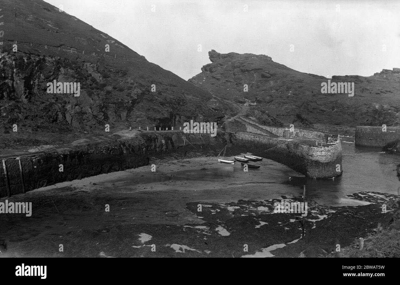 Le port de Boscastle , Cornwall à marée basse . 1er juin 1931 Banque D'Images
