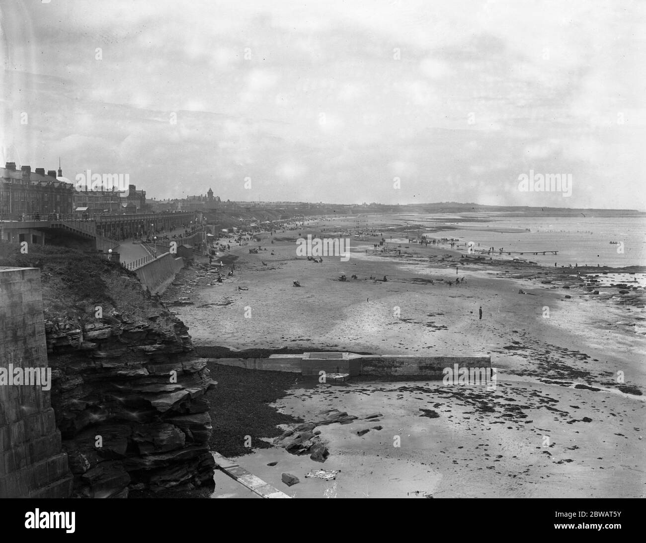 Une vue de Whitley Bay , Northumberland , montrant la plage et la ville . 1928 Banque D'Images