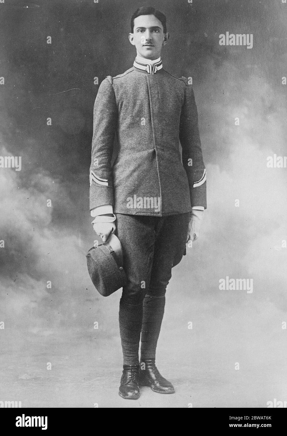 Prince du Piémont , futur roi Umberto II comme sergent des gardes Grenadier août 1922 Banque D'Images