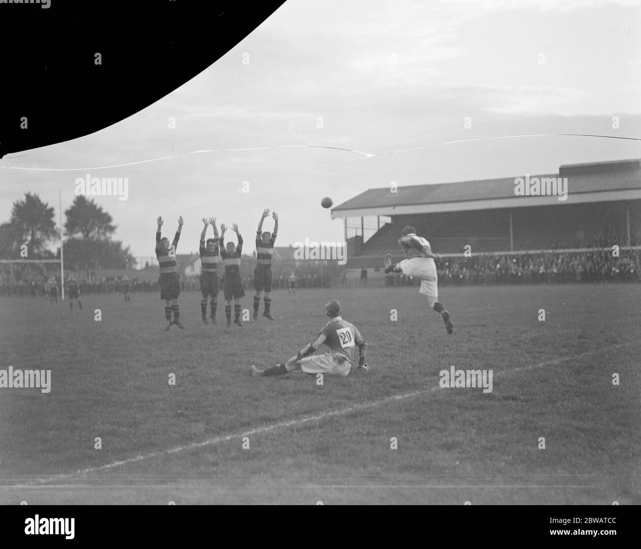 Rugby à Twickenham Newport souffrent de leur première défaite de la saison ' Kamerad ' un joueur d'Arlequin essaie un long coup à but . Quatre des joueurs gallois sont vus avec leurs mains dans l'air en vain s'efforcez d'arrêter le ballon le 5 novembre 1921 Banque D'Images