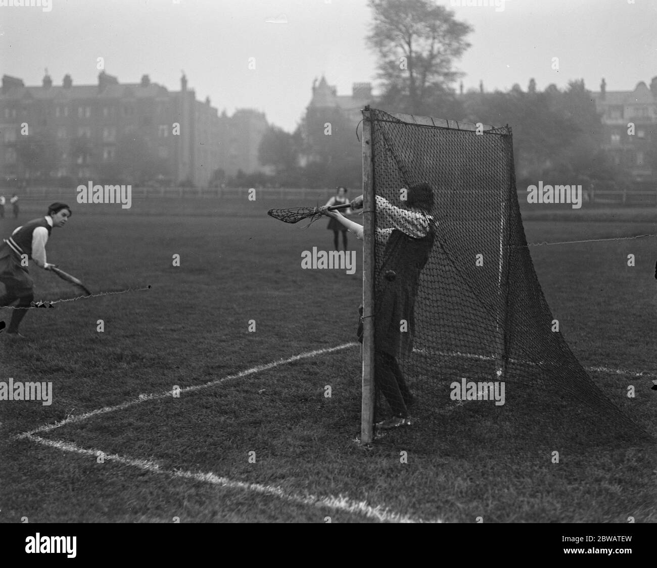 Match de crosse des dames à Paddington les universités des dames ont joué un match de crosse d'essai à Paddington samedi le gardien de but ne parvient pas à sauver 16 octobre 1920 Banque D'Images