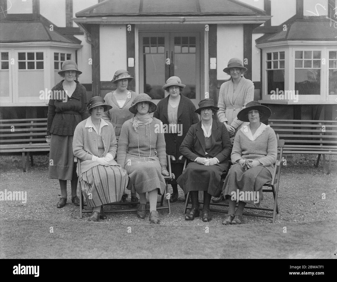 Actrices perdent au Golf la scène dames de golf de la société a joué un match de huit équipe mardi au Sunningdale Dames Golf Club . La scène a remporté un seul match photo , l'équipe du Sunningdale Dames Golf Club . Debout ( de gauche à droite ) Mlle Irene Villiers , Mme Huggins , Mme Barrow et Mlle Victoria Villiers . Assis (de gauche à droite) Mme Bamber , Mlle Joan Cheney , Mlle E Grant Suttie et Mlle Xenia Lovensky 23 mars 1921 Banque D'Images