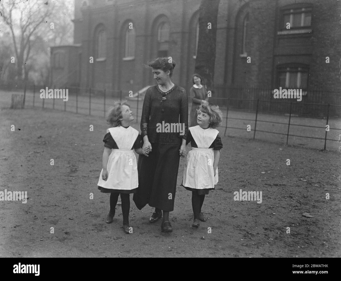 Foundling Hospitals Chef Mistress prendre sa retraite après vingt sept ans Miss M Jervis dans le domaine de l'hôpital avec deux des enfants 17 décembre 1921 Banque D'Images