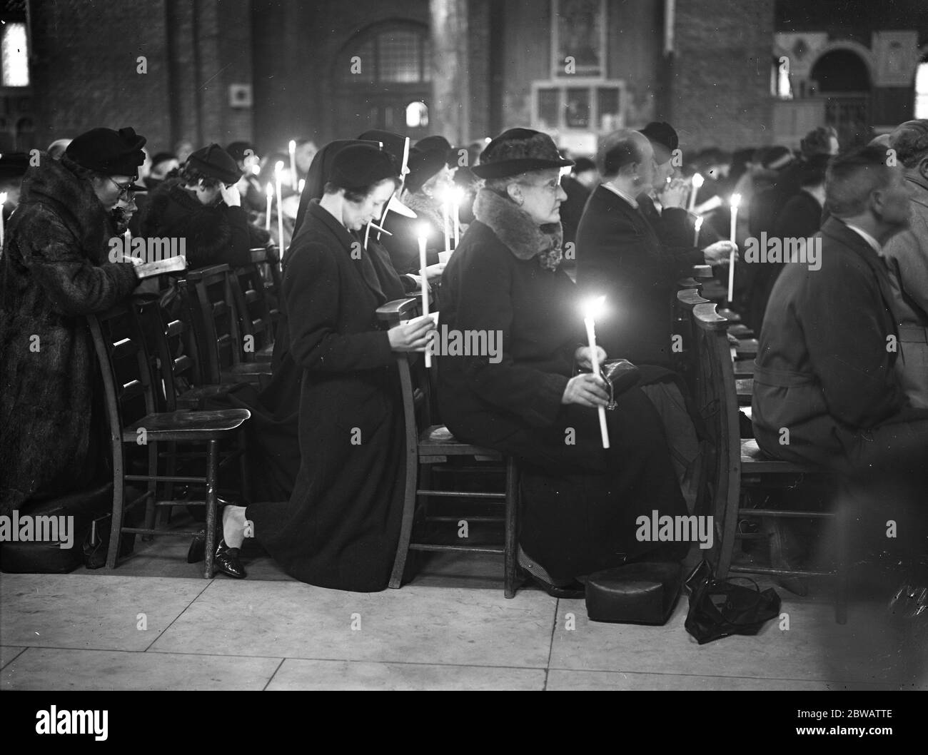 La bénédiction des bougies ; la cérémonie de la Candlemass à la cathédrale de Westminster le 2 février 1936 Banque D'Images