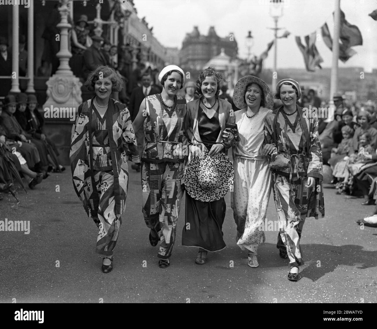 Jolies filles avec l'esprit de carnaval à Scarborough , Yorkshire . 24 juin 1931 Banque D'Images