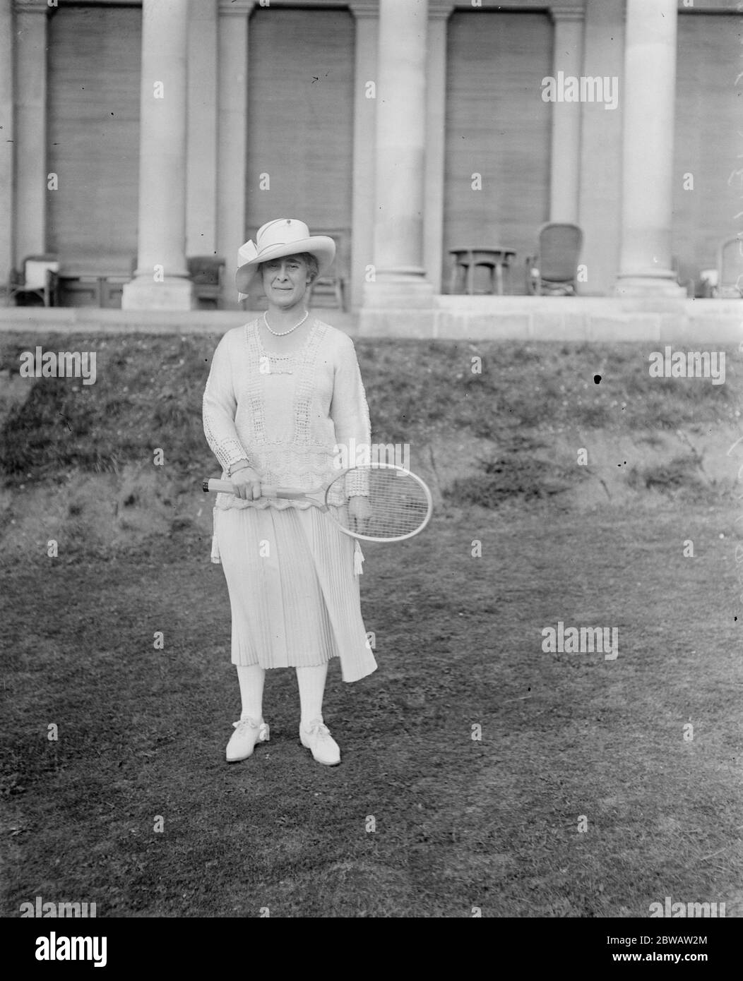Grec ex Premier mariage . M Venizelos , l'ex-Premier grec doit être marié à Helena Schillizzi à la résidence de Sir A Crosfield à Highgate . Mlle Schillizzi prête pour une partie de tennis . 13 septembre 1921 Banque D'Images