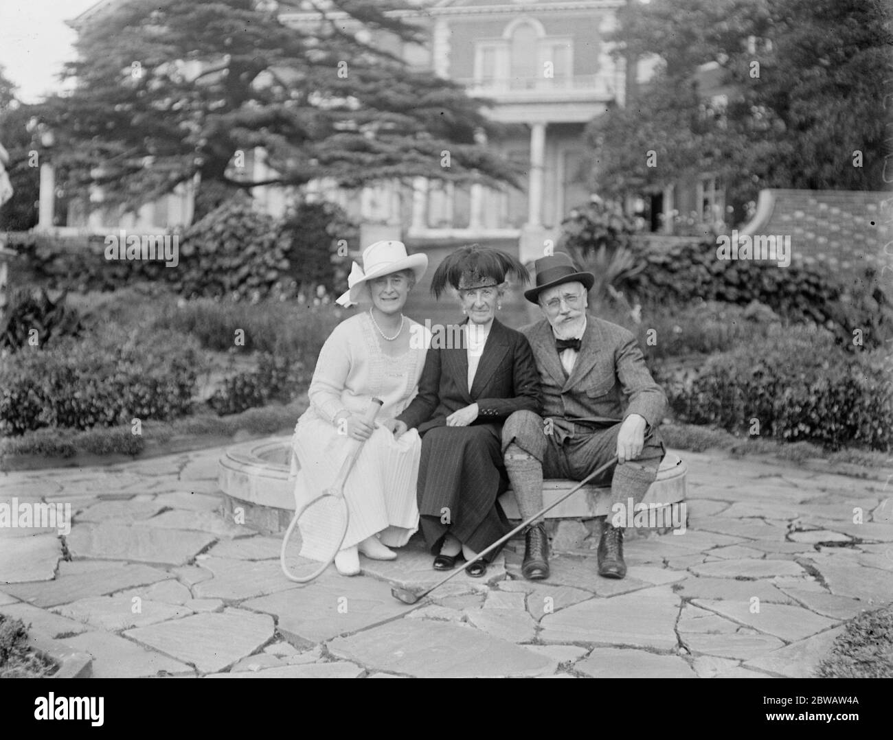 Grec ex Premier mariage . M Venizelos , l'ex-Premier grec doit être marié à Helena Schillizzi à la résidence de Sri A Crosfield à Highgate . M Venizelos photographié à Londres avec Mlle Schillizzi et sa mère . 13 septembre 1921 Banque D'Images