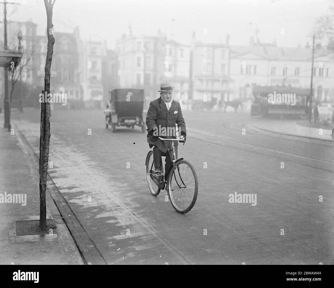 Le plus grand sportif de Brighton met des gants pour la charité . M. Harry Preston , le sportif bien connu de Brighton qui est à Box François Beschampe , le directeur de Carpentier au Grand Tournoi International de boxe au Dome , Brighton . 26 novembre 1921 Banque D'Images