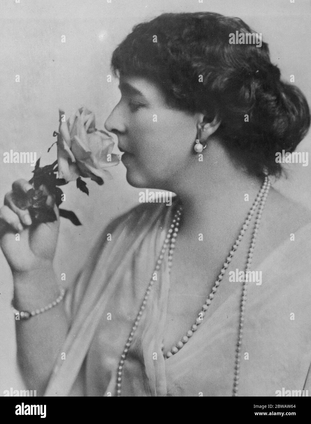 Queen comme auteur la Reine de Roumanie , qui vient de publier un poème dans lequel elle rappelle les souvenirs doux de sa grand-mère la reine Victoria et de sa terre natale 25 octobre 1922 Banque D'Images