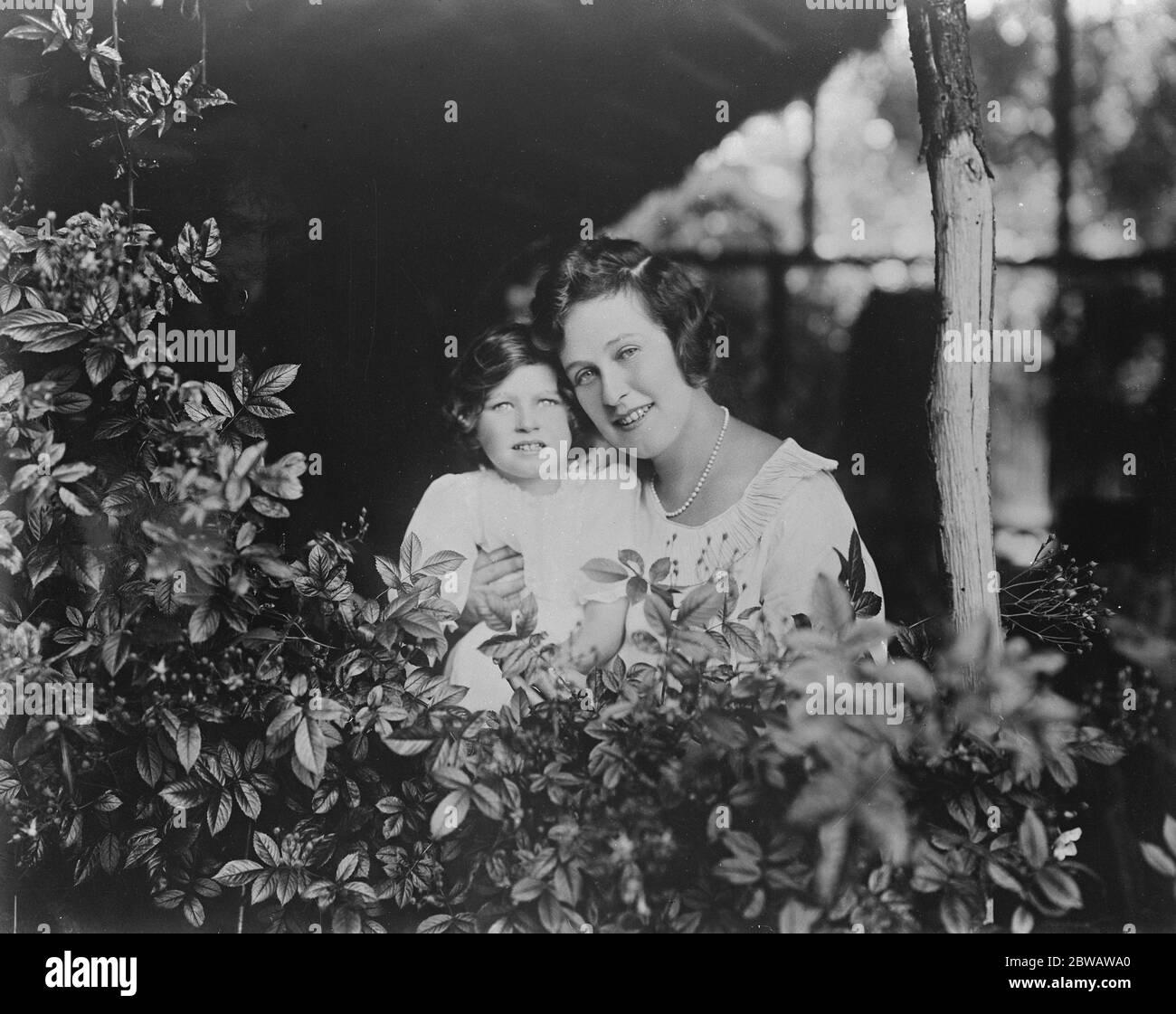 Peter Pan et Little Ann à la maison à Tree Tops . Madame Pauline Chase maintenant Madame Alexander Victor Drummond avec sa petite fille Ann à la maison à Tree Tops , le nom de sa résidence à Farnham Common . 27 juillet 1922 Banque D'Images