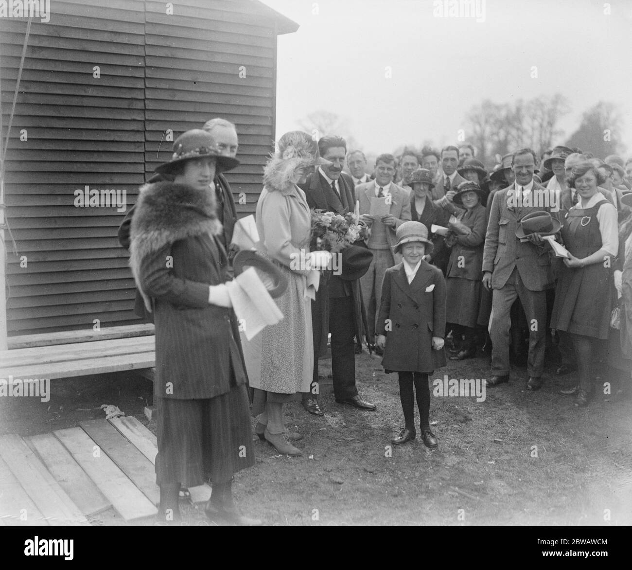 Lady Margaret Lindsay ouvre un nouveau terrain de sport pour les employés de bureau . Lady Margaret Lindsay reçoit un bouquet à l'arrivée au nouveau terrain de sport pour le bureau des employés de Raynes Park . Avec elle est le comte de Crawford , son père , 6 mai 1922 Banque D'Images