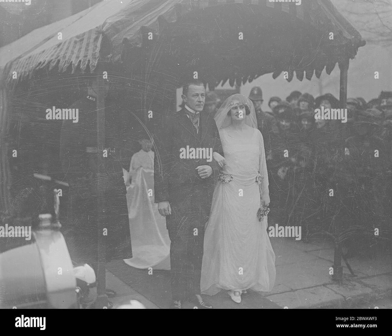 A St Margaret's , Westminster , le mariage a eu lieu entre le Lt Col E R Cockerell , OBE , MC , avocat et Mlle Felicia Louise Marie Stewart . Mariée et mariée quittant l'église . 14 février 1922 Banque D'Images