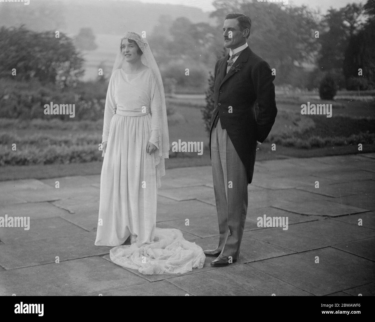 Le mariage a eu lieu à l' église Horningsham , près de Warminster , entre Lady Emma Thynne et le marquis de Northampton . La mariée et la salle de mariée après la cérémonie . 15 octobre 1921 Banque D'Images