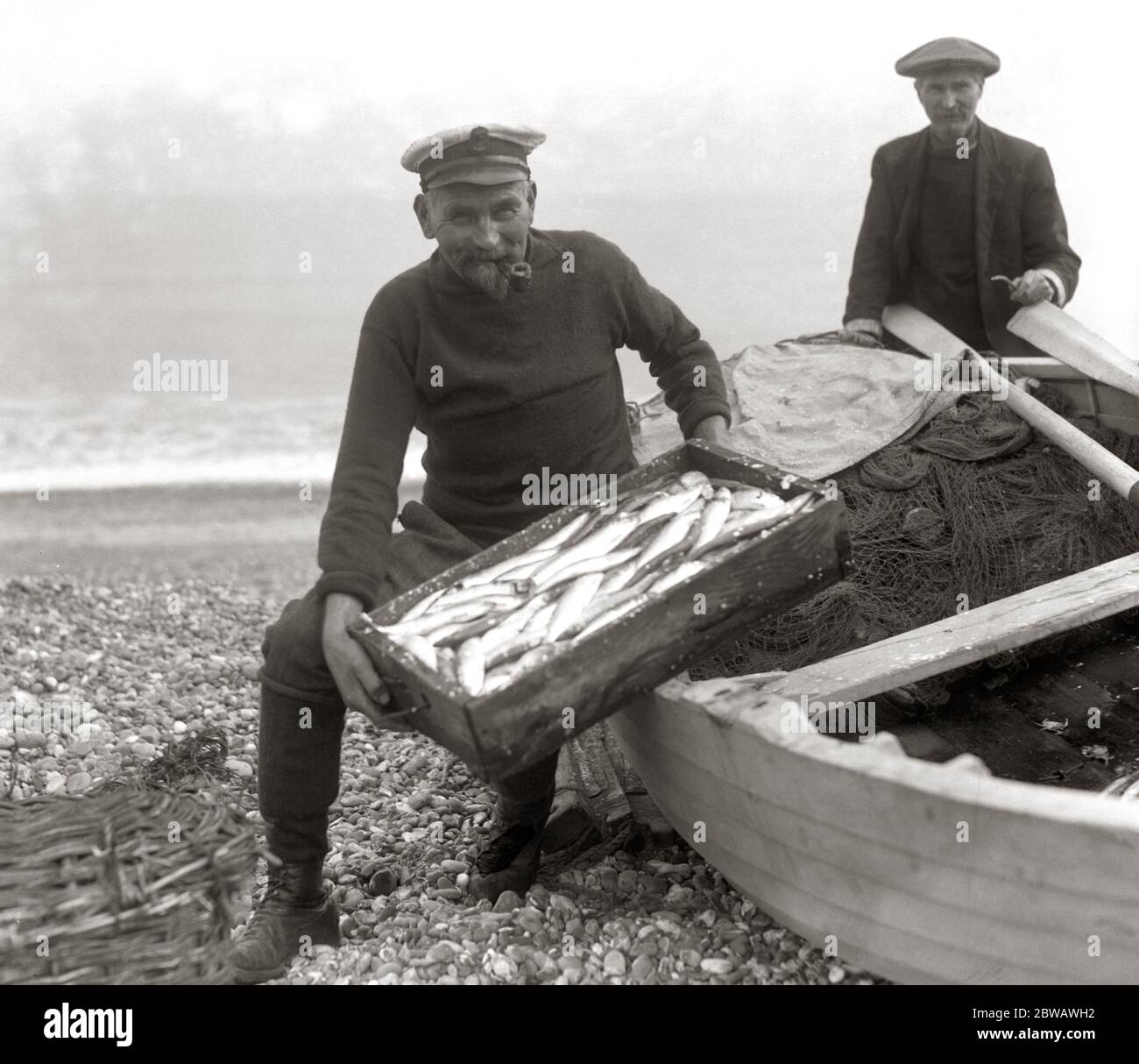 Le Coxswain du canot de sauvetage d'Aldeburgh , Charlie Mann , avec une prise de harengs . 28 septembre 1925 Banque D'Images