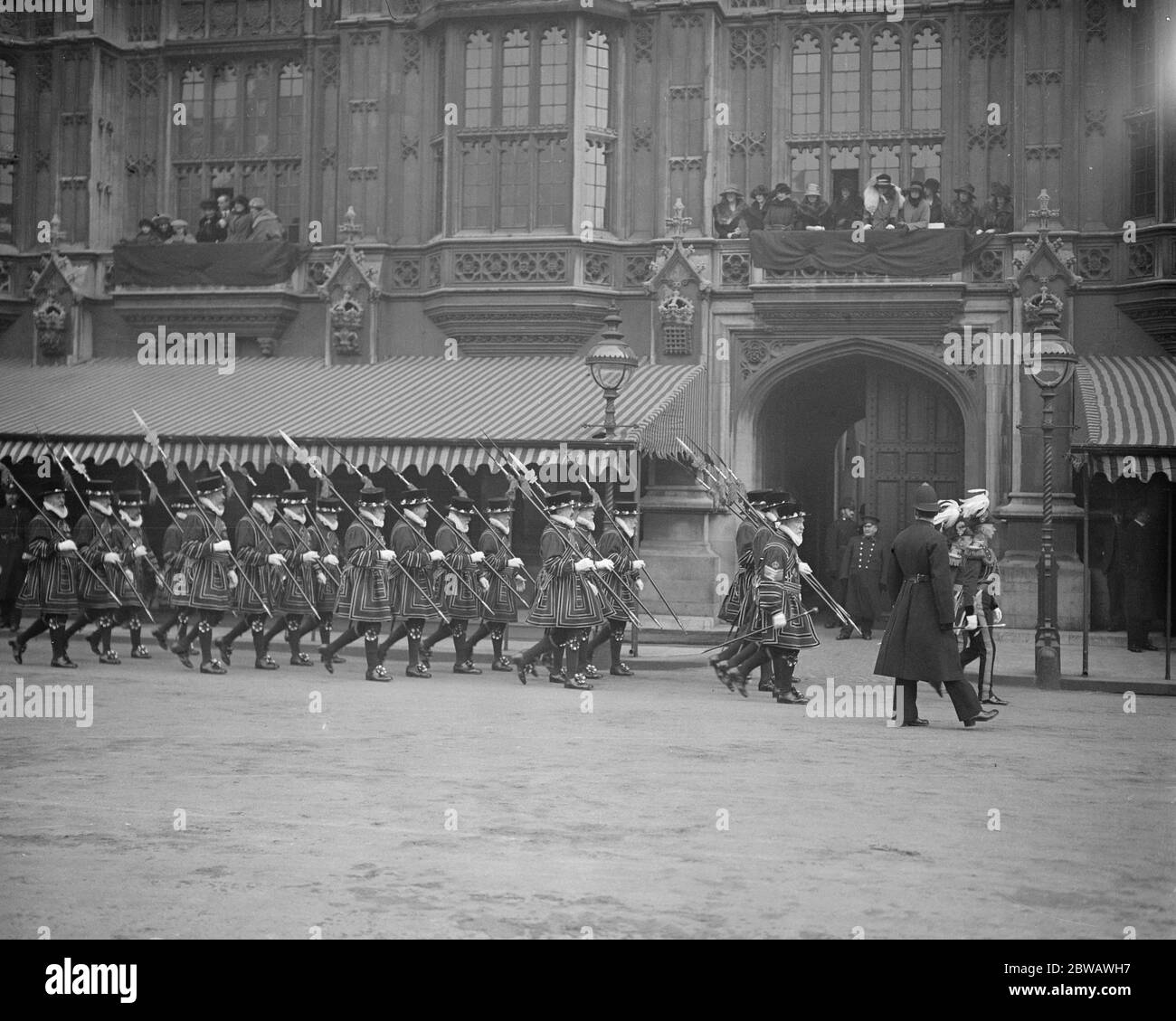 L'ouverture d'Etat du Parlement . Yeoman de la Garde - Beefeaters - arrivant à la Chambre des Lords . 7 février 1922 Banque D'Images