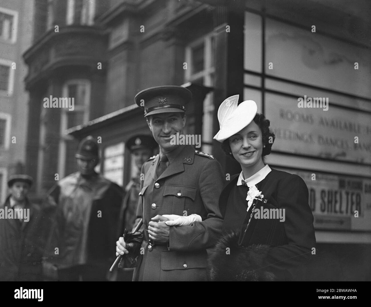 Mariage du capitaine Hamish Hamilton ( éditeur ) et de la comtesse Yvonne Pallavicino au bureau de la caisse de Caxton Hall . 24 avril 1940 Banque D'Images