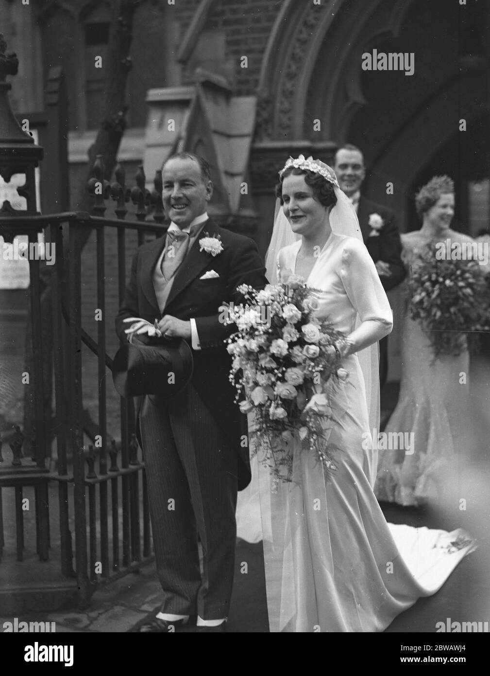 Mariage du Capitaine de corvette Richard R Harris , RN , et de Mlle Elisabeth Mumford à l' église Saint-Sauveur , rue Walton . 20 mars 1936 Banque D'Images