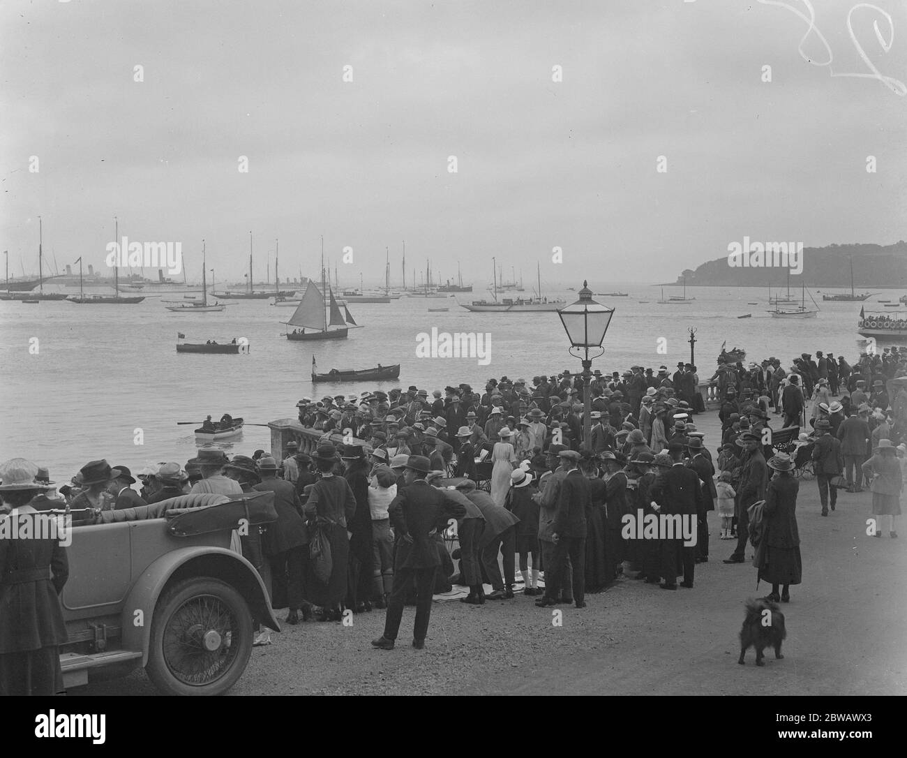 Cowes , Île de Wight , Côte sud de Grande-Bretagne vue et panorama sur les routes de Cowes . À gauche se trouve Britannia la résolution HMS, Victoria et Albert et Alexandra 2 août 1921 Banque D'Images